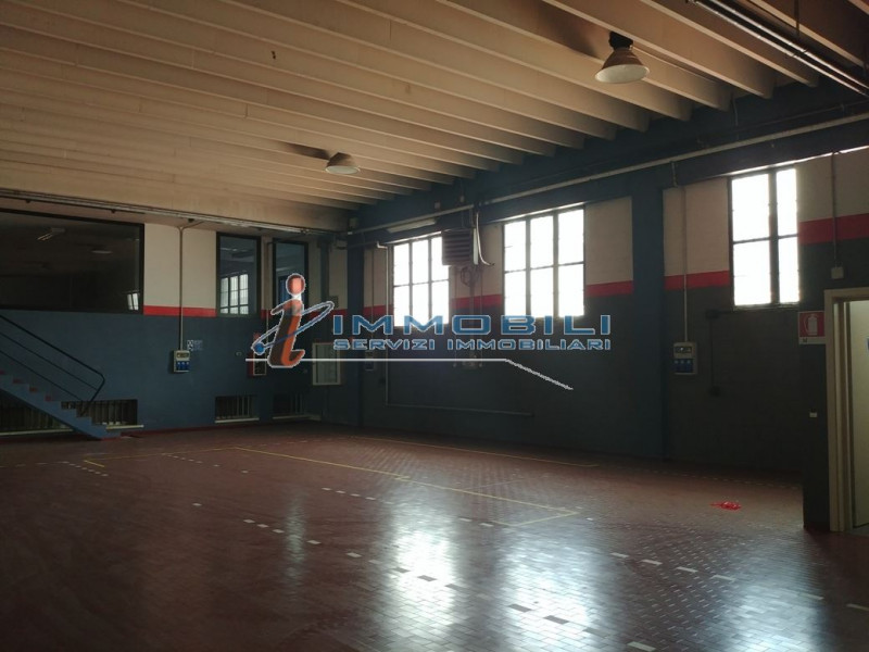 Immagine 13 di Negozio in affitto  in VIA QUATTRO NOVEMBRE a Cavenago Di Brianza