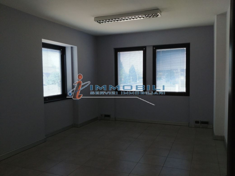 Immagine 15 di Negozio in affitto  in VIA QUATTRO NOVEMBRE a Cavenago Di Brianza