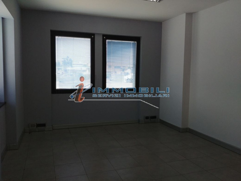 Immagine 17 di Negozio in affitto  in VIA QUATTRO NOVEMBRE a Cavenago Di Brianza