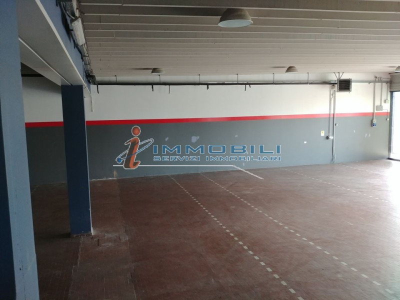 Immagine 19 di Negozio in affitto  in VIA QUATTRO NOVEMBRE a Cavenago Di Brianza