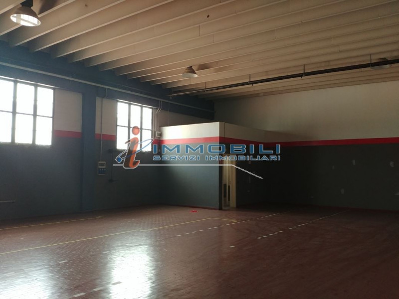 Immagine 22 di Negozio in affitto  in VIA QUATTRO NOVEMBRE a Cavenago Di Brianza