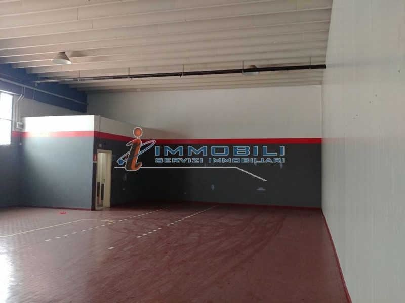 Immagine 23 di Negozio in affitto  in VIA QUATTRO NOVEMBRE a Cavenago Di Brianza