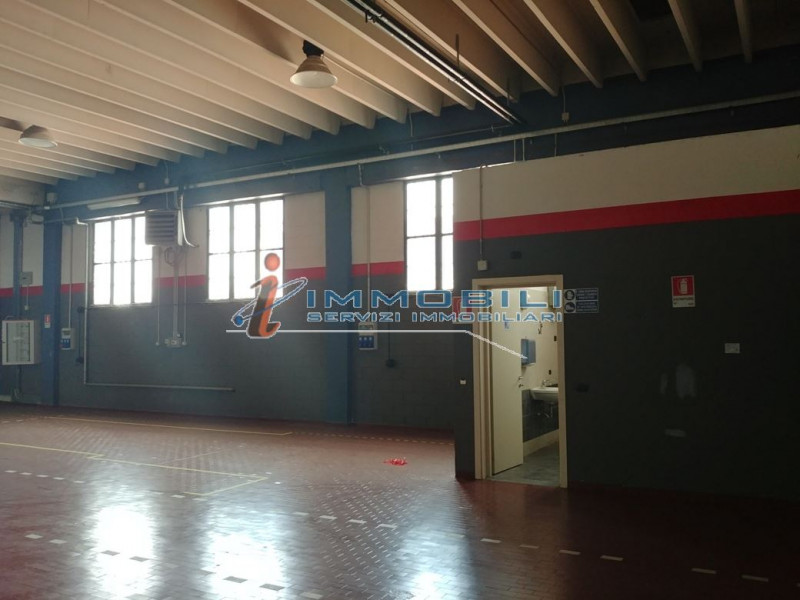 Immagine 24 di Negozio in affitto  in VIA QUATTRO NOVEMBRE a Cavenago Di Brianza