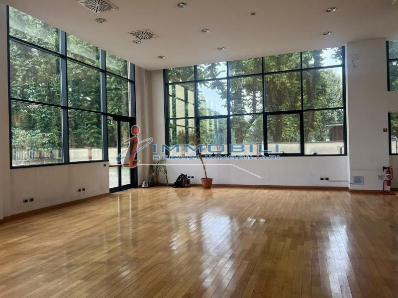 Immagine 1 di Negozio in affitto  in VIA CANTORE GEN. a Sesto San Giovanni