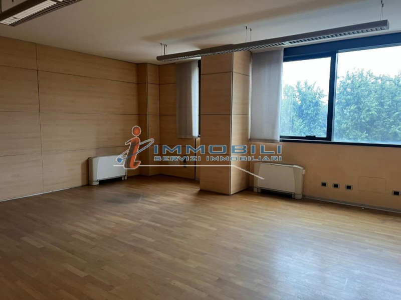 Immagine 8 di Negozio in affitto  in VIA CANTORE GEN. a Sesto San Giovanni