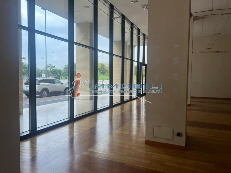 Immagine 15 di Negozio in affitto  in VIA CANTORE GEN. a Sesto San Giovanni