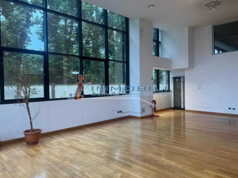 Immagine 21 di Negozio in affitto  in VIA CANTORE GEN. a Sesto San Giovanni