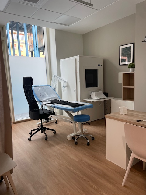 Immagine 11 di Negozio in vendita  in Via dei Reti a Roma