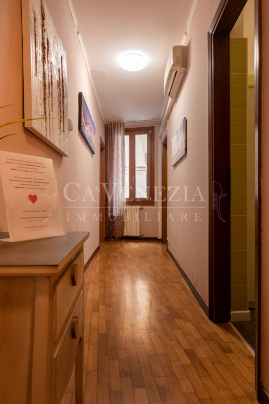 Immagine 4 di Appartamento in vendita  in san marco a Venezia
