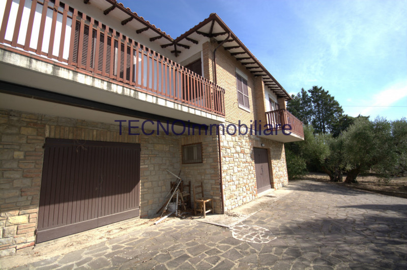 Immagine 2 di Villa in vendita  in via del bando a Perugia