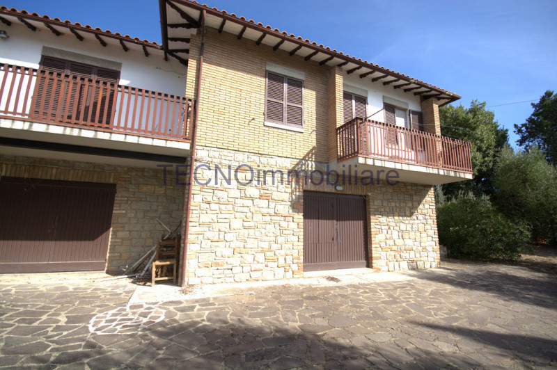 Immagine 45 di Villa in vendita  in via del bando a Perugia