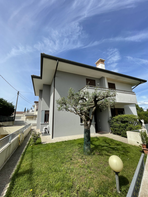 Immagine 26 di Casa bifamiliare in vendita  a Castelfranco Veneto
