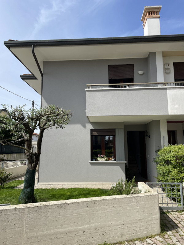 Immagine 27 di Casa bifamiliare in vendita  a Castelfranco Veneto