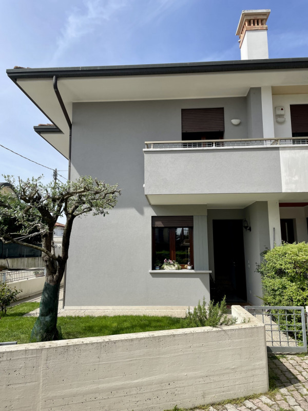 Immagine 30 di Casa bifamiliare in vendita  a Castelfranco Veneto