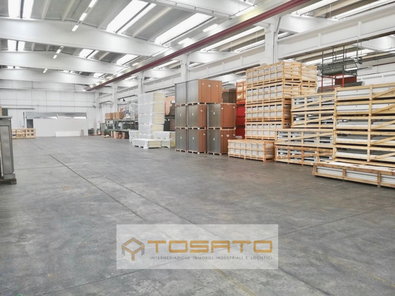 Immagine 2 di Capannone industriale in vendita  a Oppeano