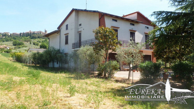 Immagine 4 di Villa in vendita  a Panicale