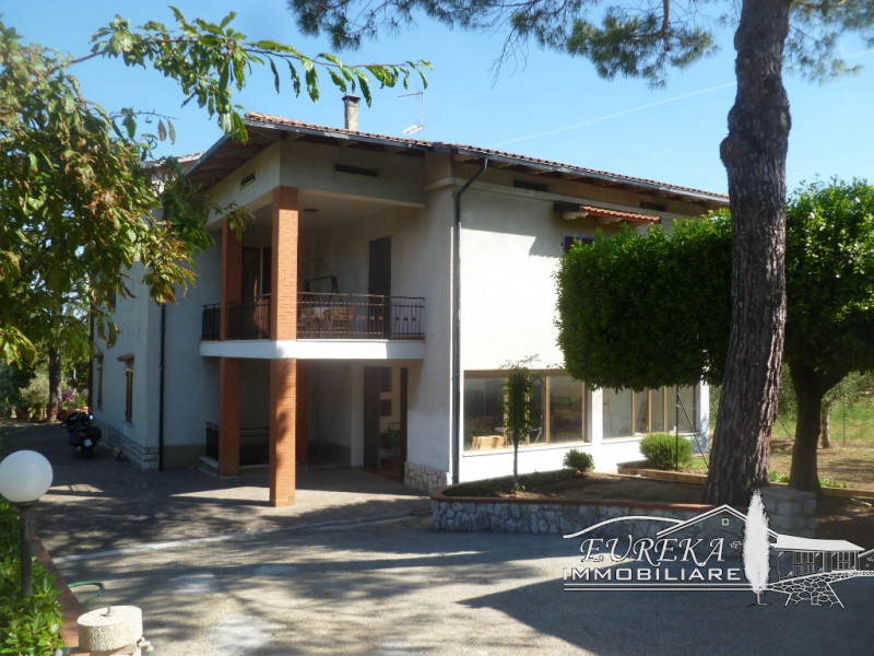 Immagine 8 di Villa in vendita  a Panicale