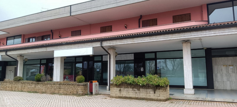 Immagine 2 di Negozio in vendita  in Via Santi Faustino e Giovita a Calcinato