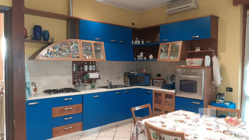 Immagine 4 di Villa in vendita  in via marche a Castano Primo