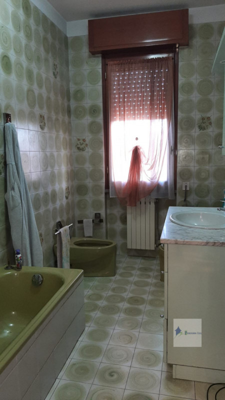 Immagine 12 di Villa in vendita  in via marche a Castano Primo