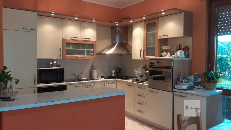 Immagine 18 di Villa in vendita  in via marche a Castano Primo