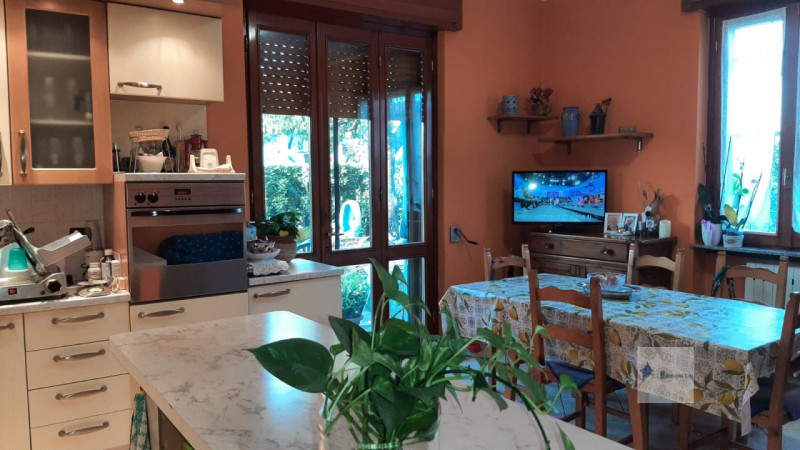 Immagine 19 di Villa in vendita  in via marche a Castano Primo