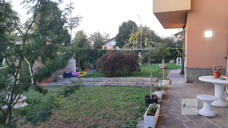 Immagine 28 di Villa in vendita  in via marche a Castano Primo