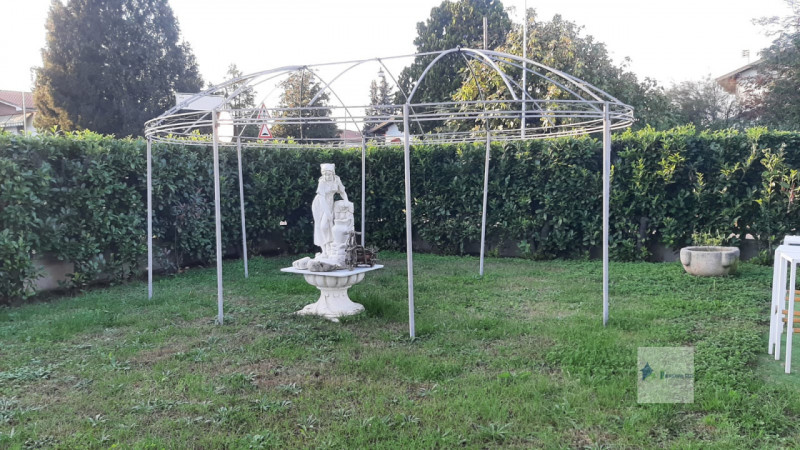 Immagine 29 di Villa in vendita  in via marche a Castano Primo