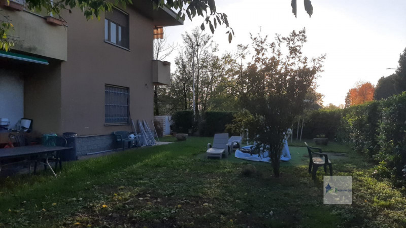 Immagine 30 di Villa in vendita  in via marche a Castano Primo