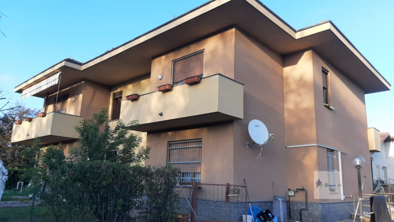 Immagine 31 di Villa in vendita  in via marche a Castano Primo