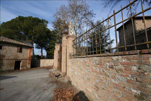 Immagine 5 di Attività commerciale in vendita  a Siena