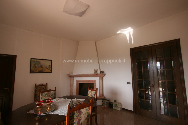 Immagine 2 di Villa in vendita  a Sinalunga