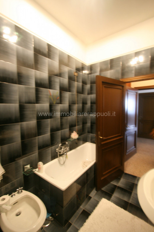 Immagine 9 di Villa in vendita  a Sinalunga