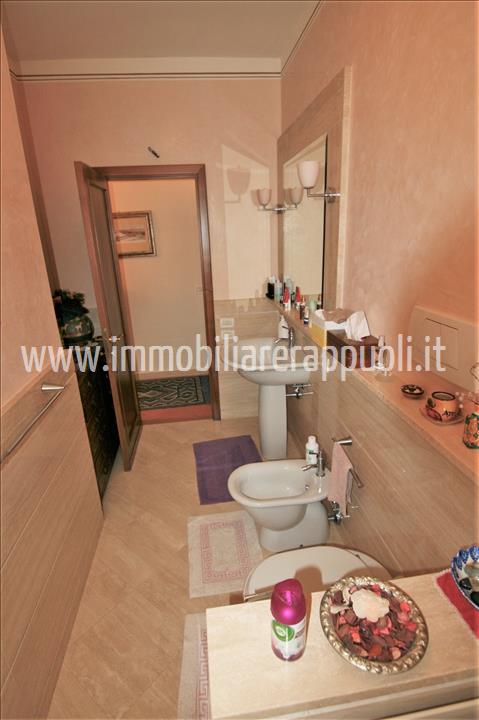 Immagine 26 di Casa indipendente in vendita  a Rapolano Terme