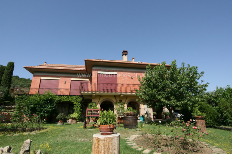 Immagine 1 di Villa in vendita  a Sarteano