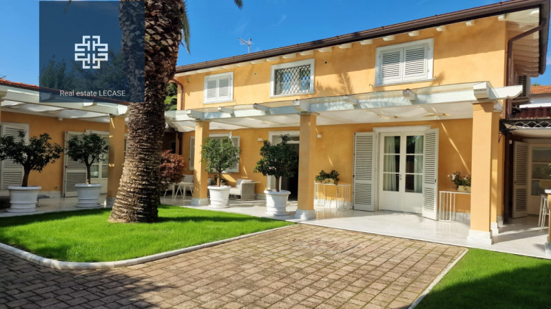 Immagine 2 di Villa in affitto  in via Spinetti a Forte Dei Marmi