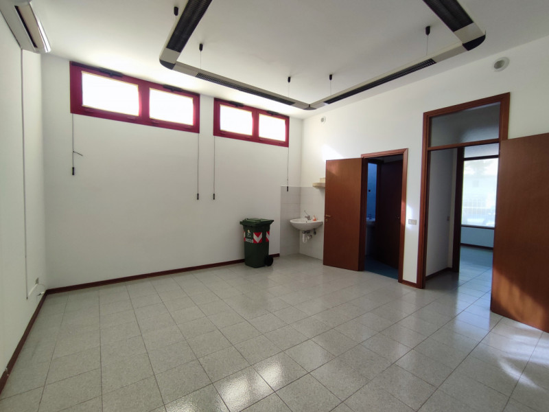 Immagine 2 di Ufficio in vendita  a Torri Di Quartesolo