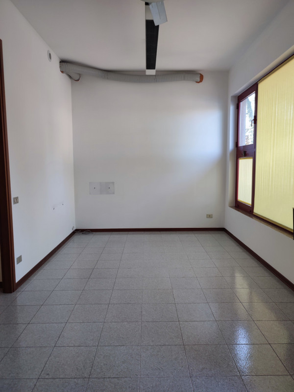 Immagine 9 di Ufficio in vendita  a Torri Di Quartesolo