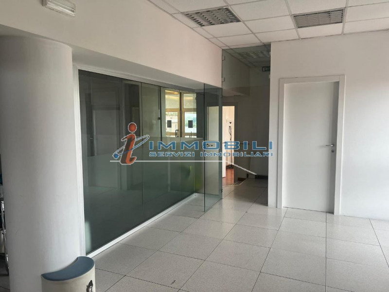 Immagine 6 di Ufficio in affitto  in VIALE CERTOSA a Milano