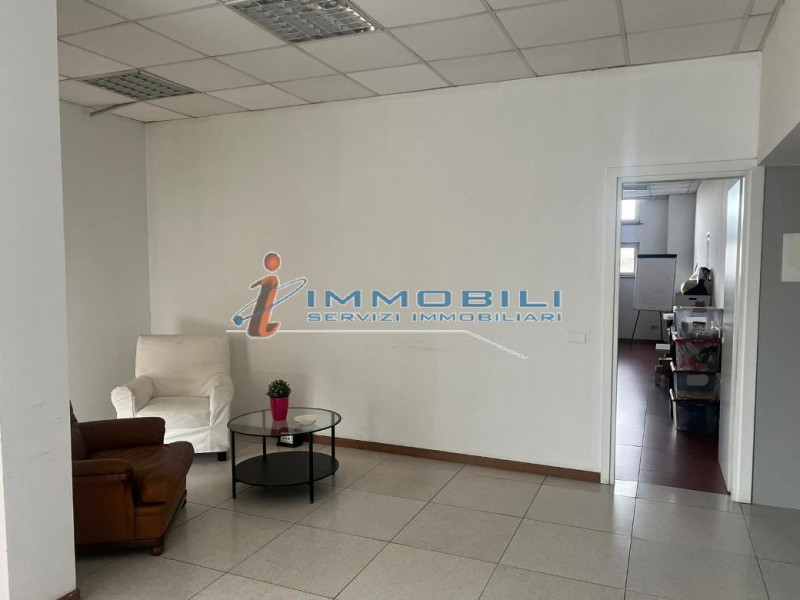 Immagine 11 di Ufficio in affitto  in VIALE CERTOSA a Milano