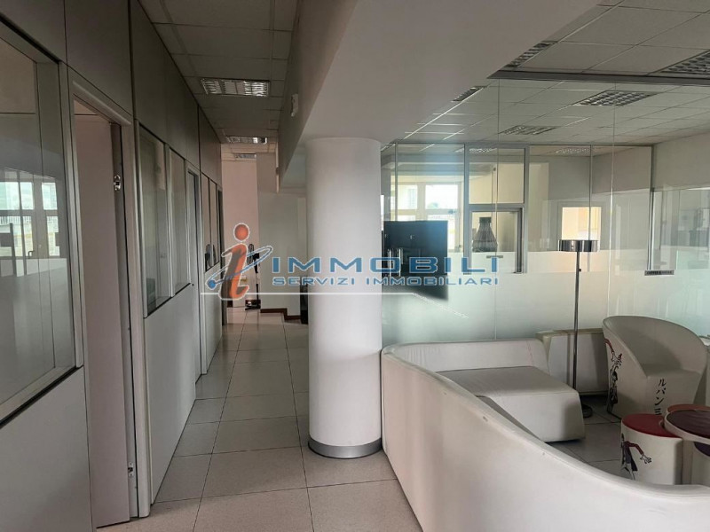 Immagine 15 di Ufficio in affitto  in VIALE CERTOSA a Milano