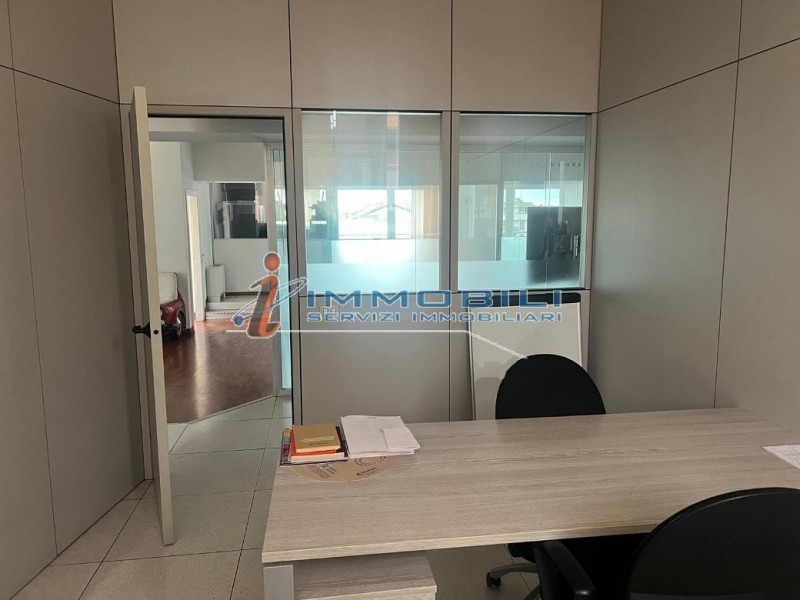 Immagine 20 di Ufficio in affitto  in VIALE CERTOSA a Milano