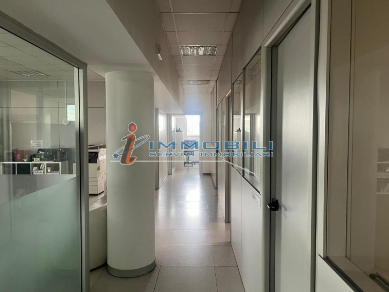 Immagine 22 di Ufficio in affitto  in VIALE CERTOSA a Milano