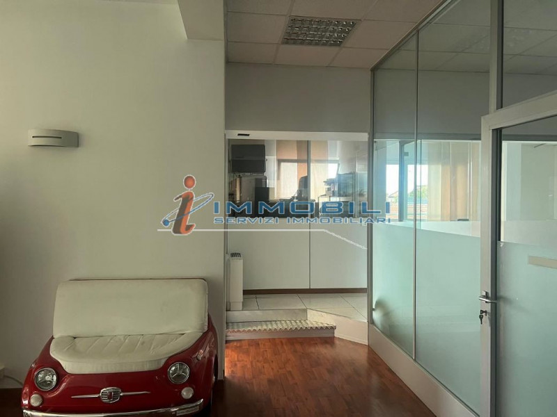Immagine 24 di Ufficio in affitto  in VIALE CERTOSA a Milano