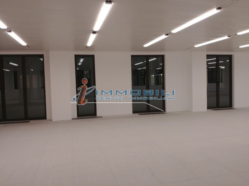 Immagine 2 di Ufficio in affitto  in CORSO VITTORIO EMANUELE II a Milano