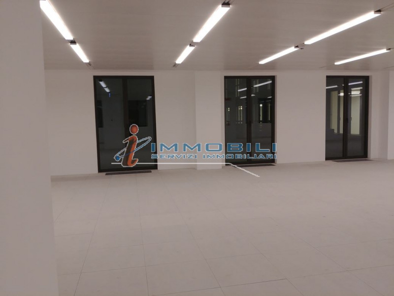 Immagine 3 di Ufficio in affitto  in CORSO VITTORIO EMANUELE II a Milano