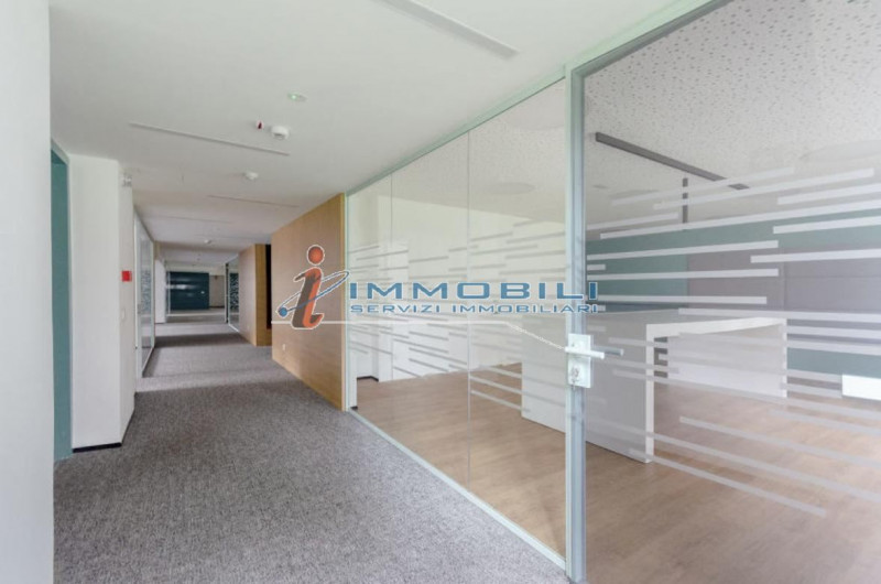 Immagine 2 di Ufficio in affitto  in VIA LOMAZZO PAOLO a Milano