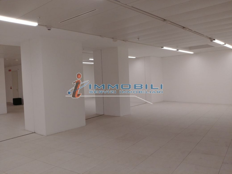 Immagine 5 di Attività commerciale in affitto  in CORSO VITTORIO EMANUELE II a Milano