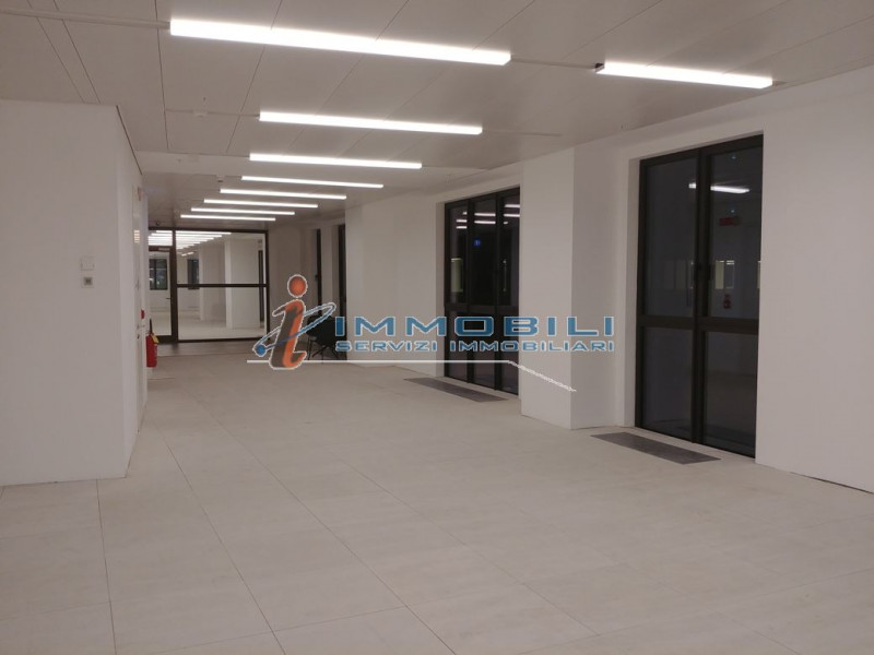 Immagine 11 di Attività commerciale in affitto  in CORSO VITTORIO EMANUELE II a Milano