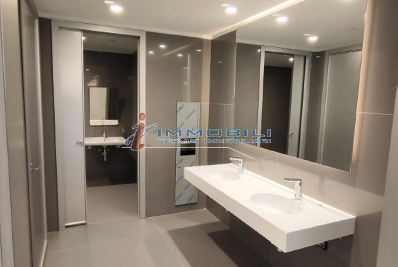 Immagine 16 di Attività commerciale in affitto  in CORSO VITTORIO EMANUELE II a Milano